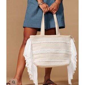 WHITE WOVEN TOTE WITH TASSEL